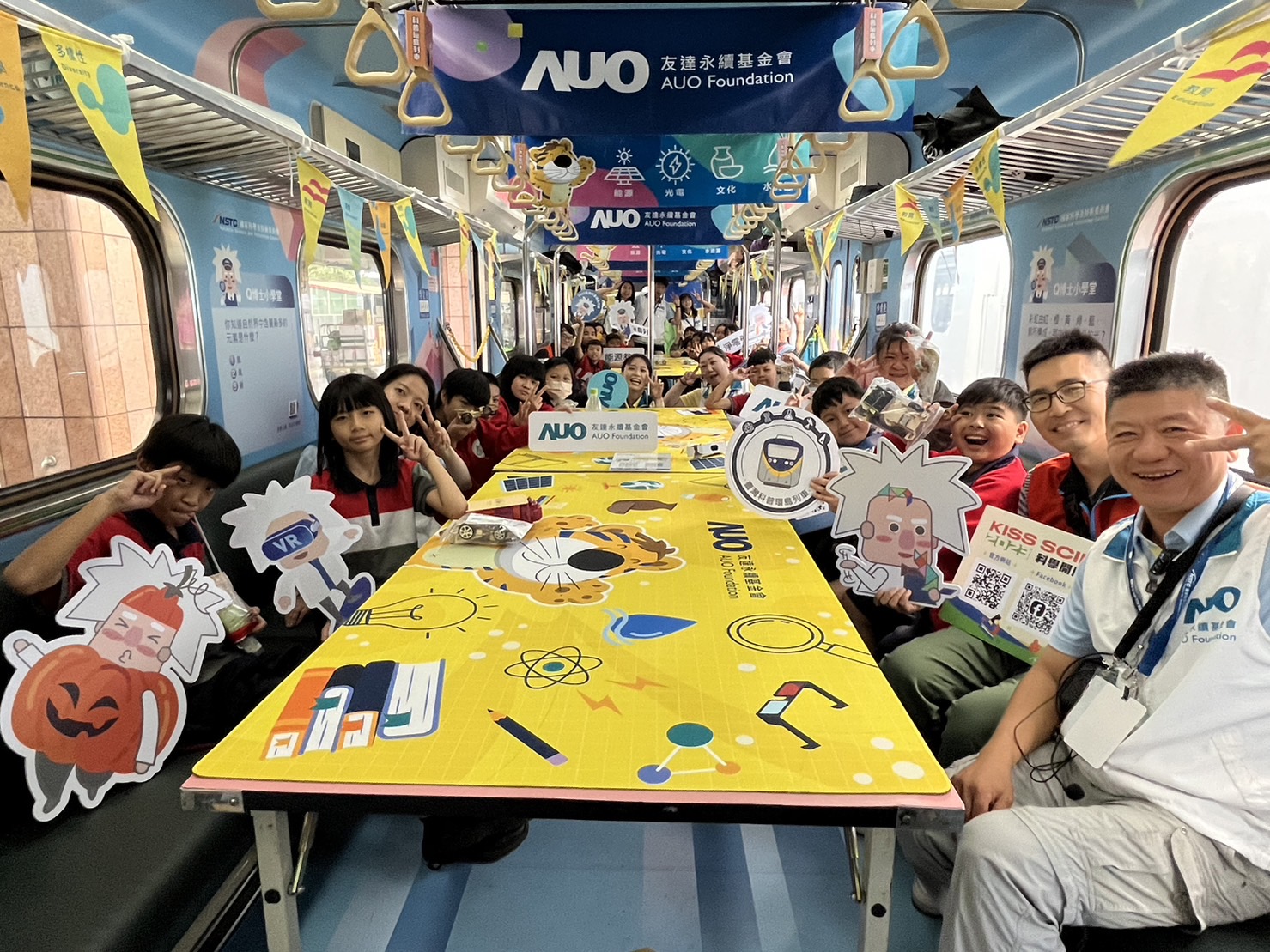 人生就是搏永續基金會參與「臺灣科普環島列車」，設計基礎科學車廂課程，以「淨零碳排和永續能源」為主題，讓學生透過創意實驗認識淨零知識，以及思考生活中的減碳行為