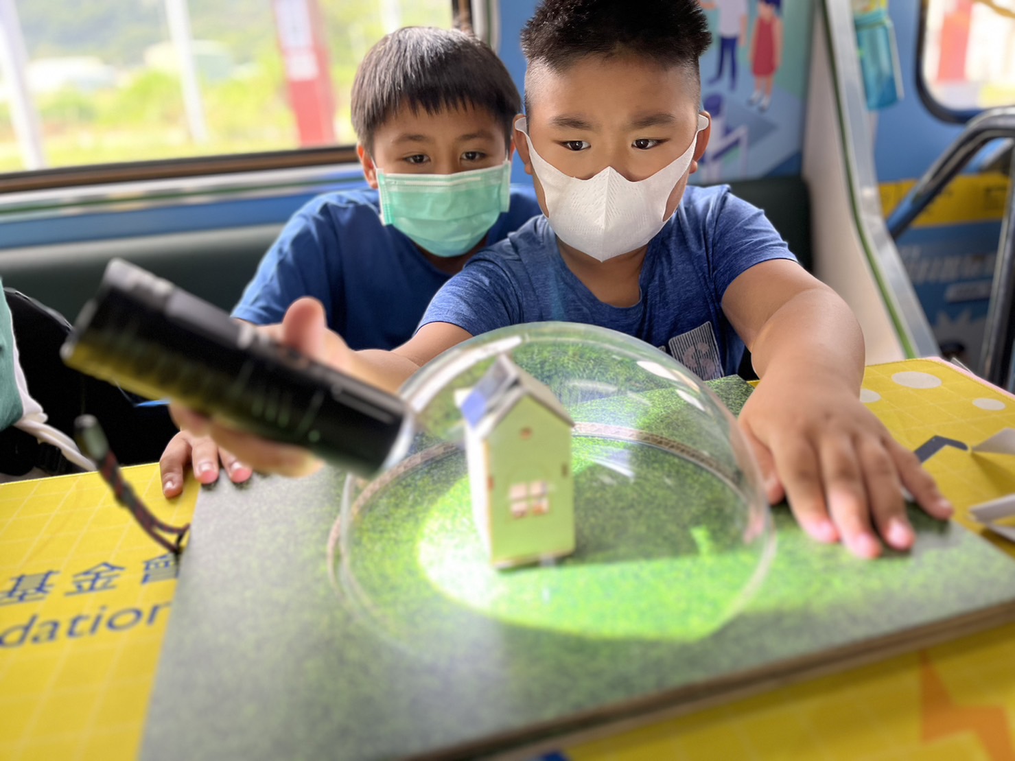 人生就是搏參與基礎科學主題車廂，以STEAM教學精神，設計「逐日科學家」、「太陽能工程師」以及「淨零建築師」三大能源科普課程和實驗